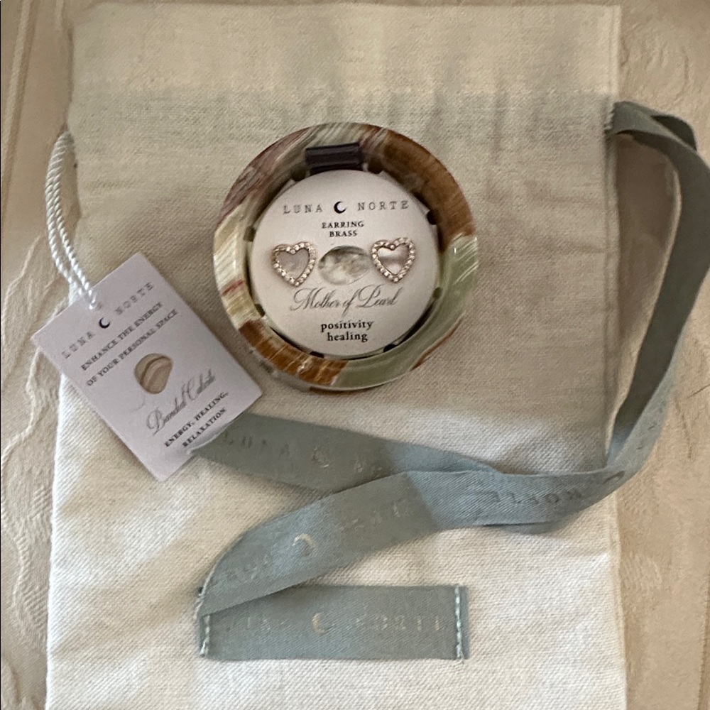 NWT Luna Norte Mother of Pearl Heart earrings with Banded Calcite box and pouch